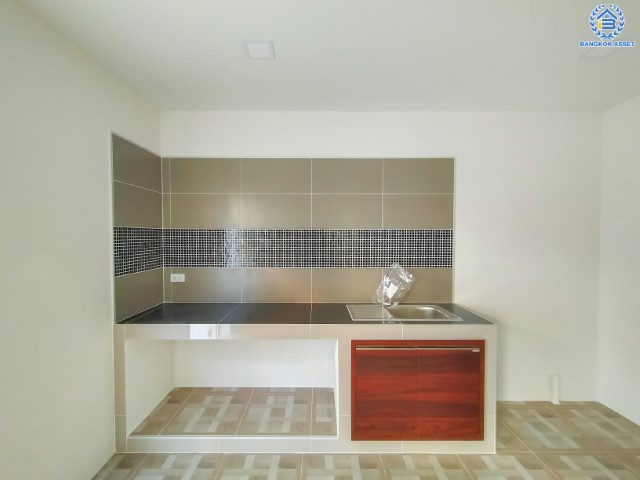 บ้านมืองสองตกแต่งใหม่ ม.พระปิ่น 2 บรมราชชนนี บ้านพร้อมอยู่ หลังใหญ่ บนเนื้อที่ 25.5 ตร.ว. ฟังก์ชัน 2 ห้องนอน 2 ห้องน้ำ 1 ที่จอดรถ บนทำเลศักยภาพ เดินทางสะดวก เชื่อมต่อถ.บรมราชชนนี, ถ.ศาลาธรรมสพ ใกล้ม.มหิดล และจุดขึ้นทางด่วน "ศรีรัช"